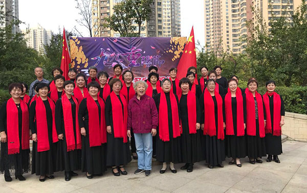 御湖物業服務中心舉辦“九九重陽節· 多彩夕陽紅”文藝演出