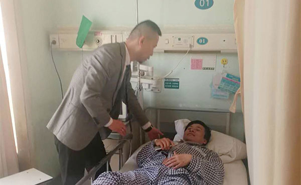 探望員工送真情 殷切關(guān)懷暖人心